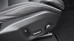 2025 (75) VOLVO XC60 2.0 B5P Plus Black Edition 5dr AWD Geartronic 5152195