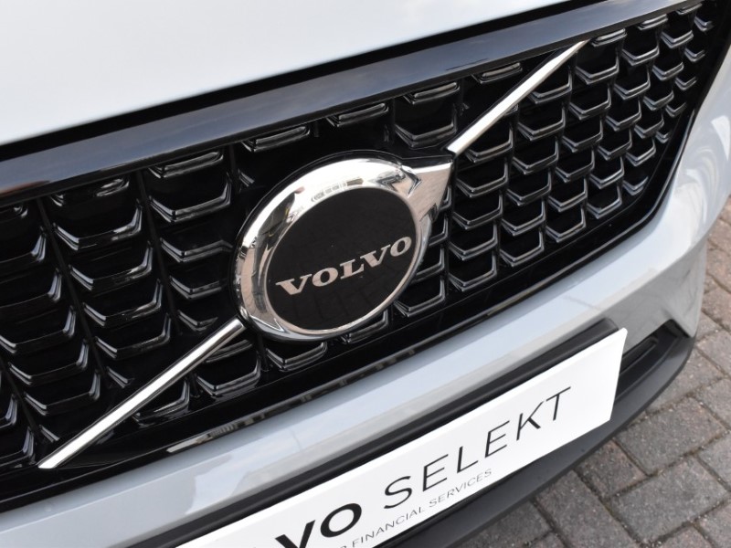 2025 (75) VOLVO XC40 2.0 B3P Plus Dark 5dr Auto 5194773