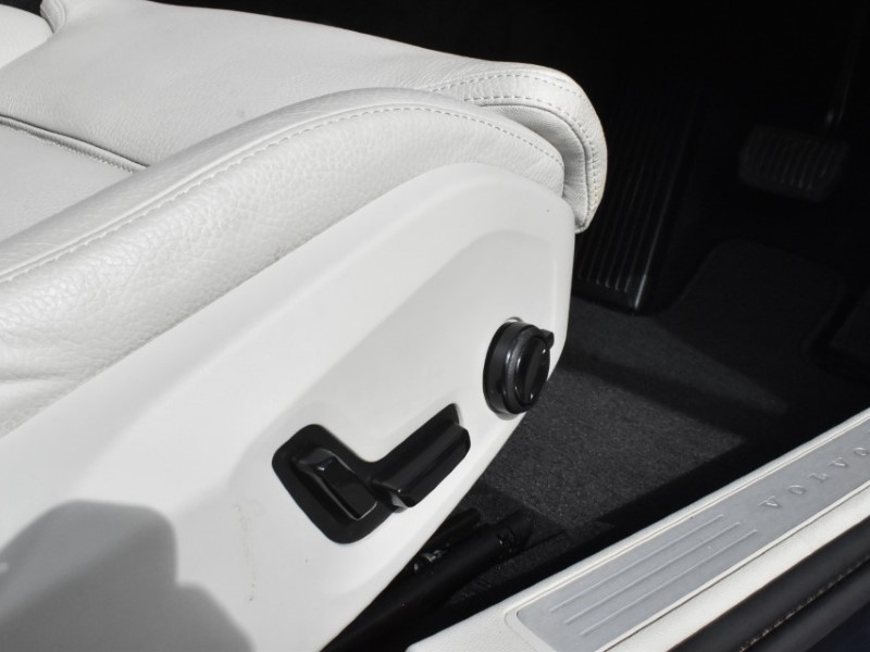 2025 (25) VOLVO V60 2.0 B4P Plus Dark 5dr Auto [7 speed] 5229724