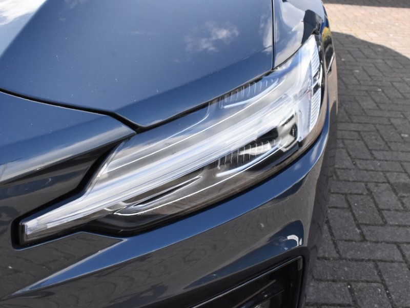 2025 (25) VOLVO V60 2.0 B4P Plus Dark 5dr Auto [7 speed] 5229762