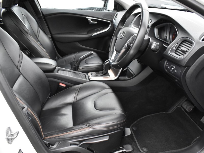 2018 (18) VOLVO V40 T3 [152] Cross Country Pro 5dr Geartronic 5239265