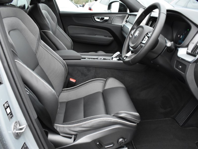 2025 (75) VOLVO XC60 2.0 B5P Plus Black Edition 5dr AWD Geartronic 5250068