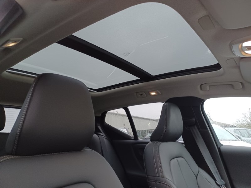 2025 (75) VOLVO XC40 2.0 B4P Ultra Bright 5dr Auto 5268800