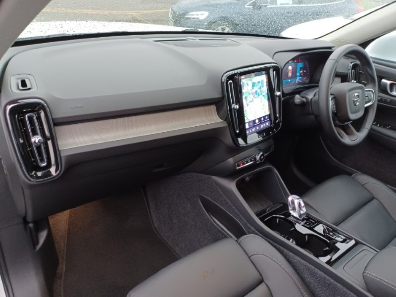 2025 (75) VOLVO XC40 2.0 B4P Ultra Bright 5dr Auto 5268806