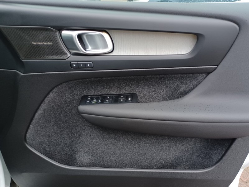 2025 (75) VOLVO XC40 2.0 B4P Ultra Bright 5dr Auto 5268794