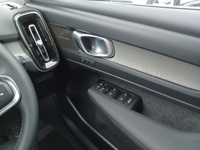 2025 (75) VOLVO XC40 2.0 B4P Ultra Bright 5dr Auto 5268779