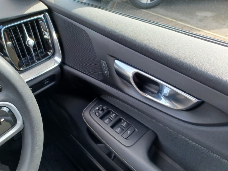 2022 (72) VOLVO S60 2.0 B5P R DESIGN 4dr Auto 5315520