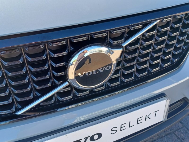2025 (75) VOLVO XC40 2.0 B3P Plus Dark 5dr Auto 5350933