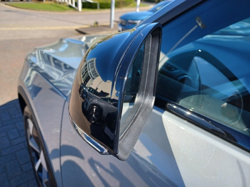 2025 (75) VOLVO XC40 2.0 B3P Plus Dark 5dr Auto 5350925