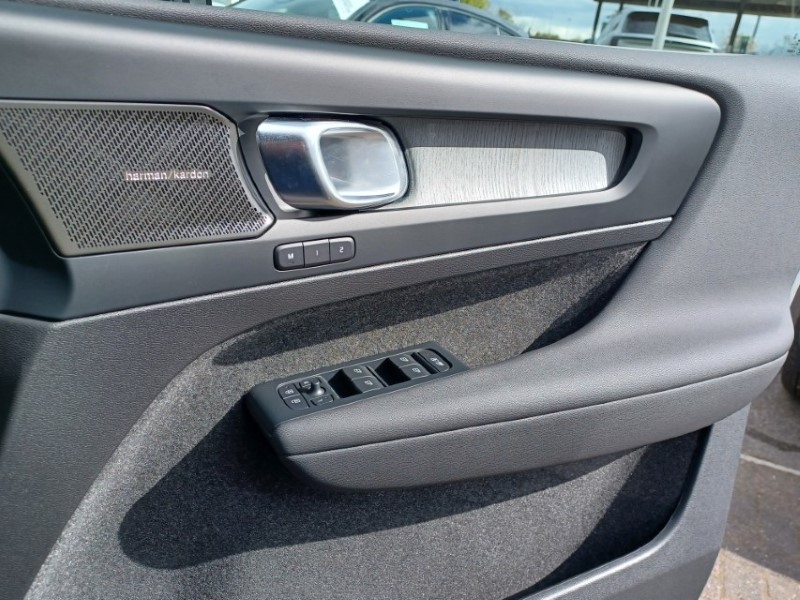 2025 (75) VOLVO XC40 2.0 B4P Ultra Dark 5dr Auto 5344527