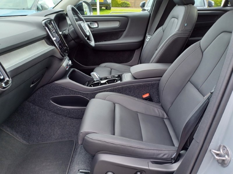2025 (75) VOLVO XC40 2.0 B4P Ultra Dark 5dr Auto 5346075