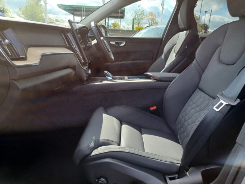 2025 (75) VOLVO XC60 2.0 T6 [350] PHEV Plus Dark 5dr AWD Geartronic 5379275