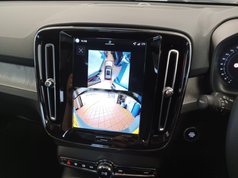 2025 (75) VOLVO XC40 2.0 B4P Ultra Dark 5dr Auto 5357651