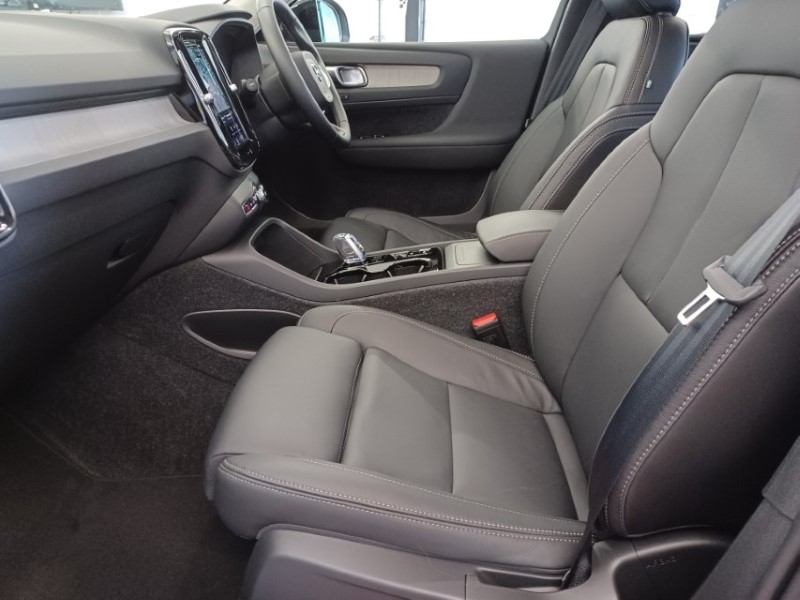 2025 (75) VOLVO XC40 2.0 B4P Ultra Dark 5dr Auto 5357668