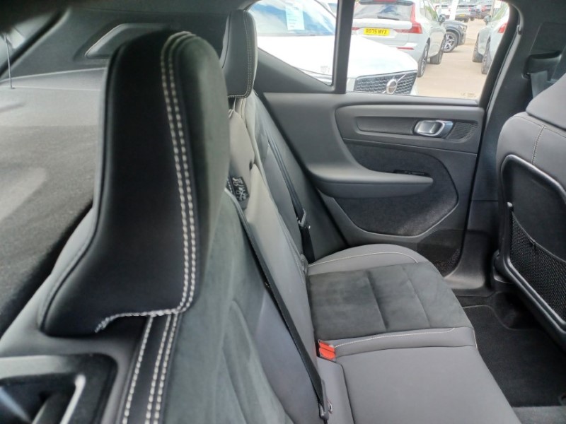 2022 (72) VOLVO XC40 2.0 B3P Plus Dark 5dr Auto 5389380