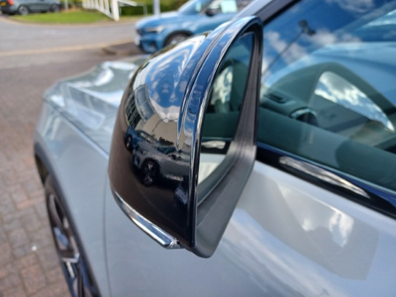 2025 (75) VOLVO XC40 2.0 B4P Ultra Dark 5dr Auto 5392613