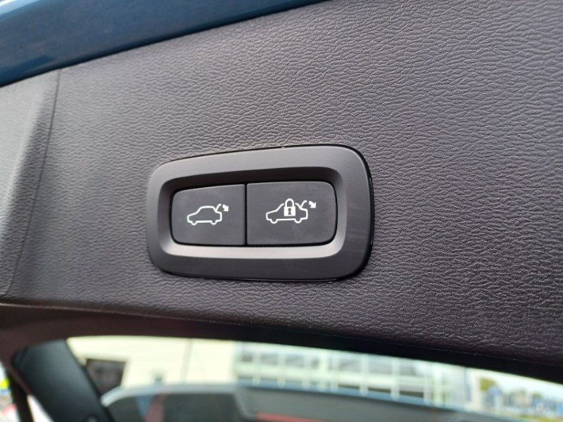 2023 (23) VOLVO XC40 2.0 B3P Plus Dark 5dr Auto 5428686