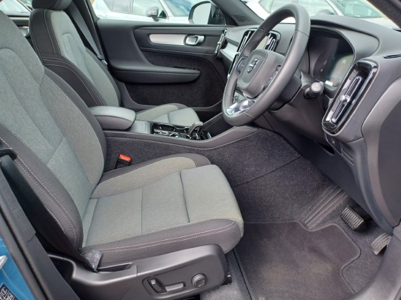 2023 (23) VOLVO XC40 2.0 B3P Plus Dark 5dr Auto 5428671