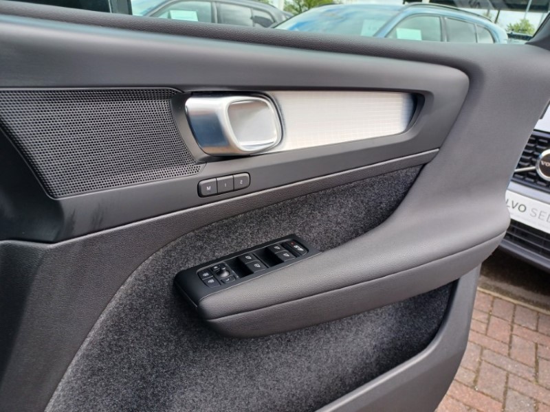 2023 (23) VOLVO XC40 2.0 B3P Plus Dark 5dr Auto 5428652