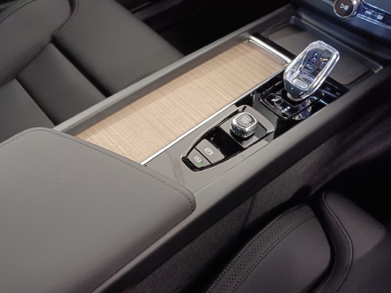 2025 (75) VOLVO XC60 2.0 T6 [350] PHEV Plus Dark 5dr AWD Geartronic 5524142