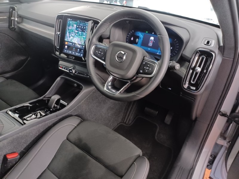 2024 (73) VOLVO XC40 2.0 B4P Ultimate Dark 5dr Auto 5454333