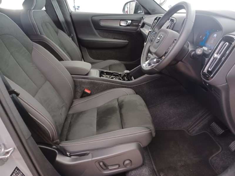 2024 (73) VOLVO XC40 2.0 B4P Ultimate Dark 5dr Auto 5454334