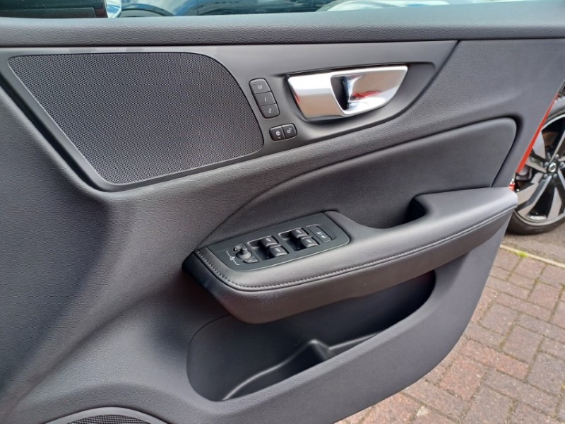 2025 (25) VOLVO V60 2.0 B4P Plus Dark 5dr Auto [7 speed] 5518405