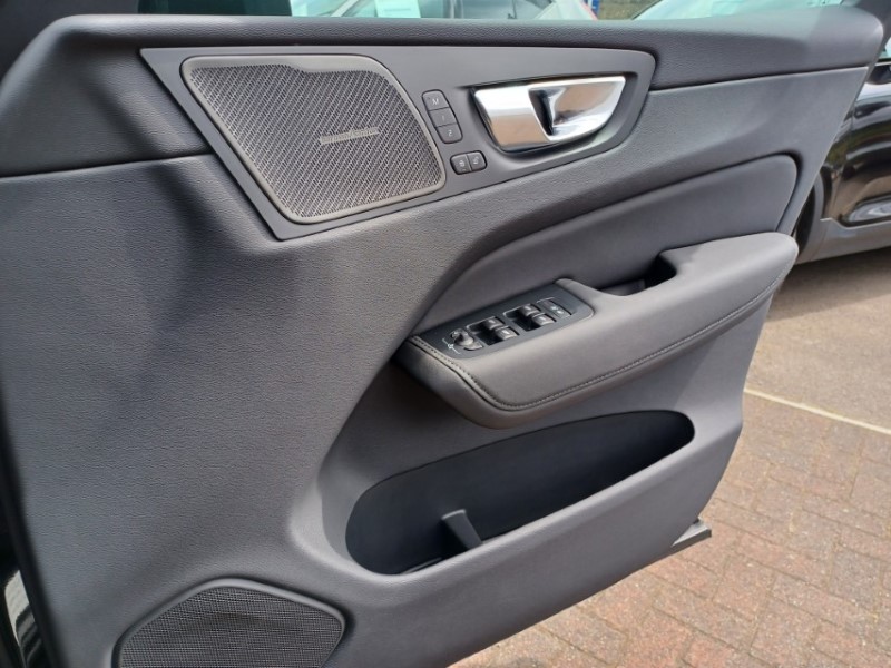 2025 (25) VOLVO XC60 2.0 B5P Plus Dark 5dr AWD Geartronic 5509432