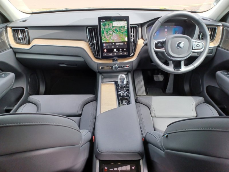 2025 (25) VOLVO XC60 2.0 B5P Plus Dark 5dr AWD Geartronic 5509566