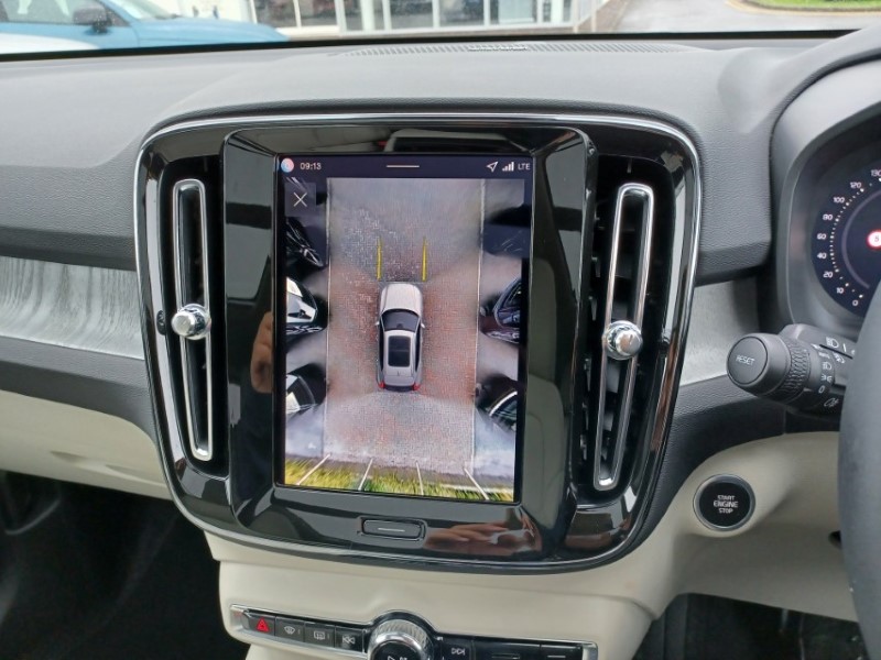 2025 (75) VOLVO XC40 2.0 B3P Ultra Bright 5dr Auto 5516385