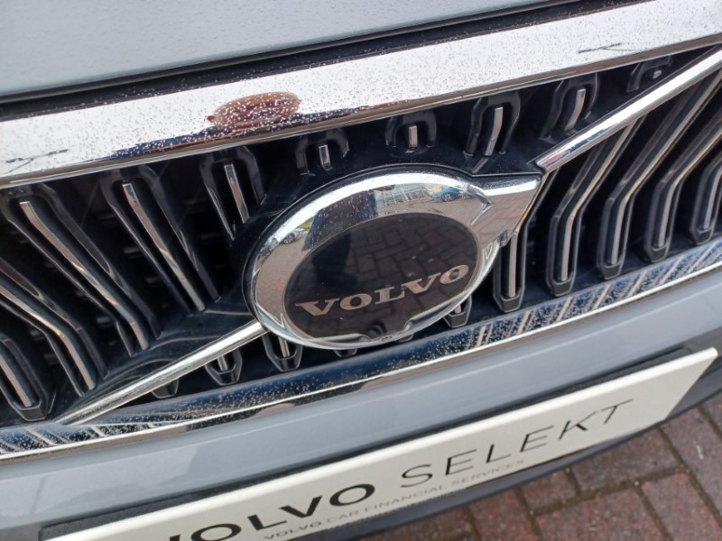 2025 (75) VOLVO XC40 2.0 B3P Ultra Bright 5dr Auto 5516424