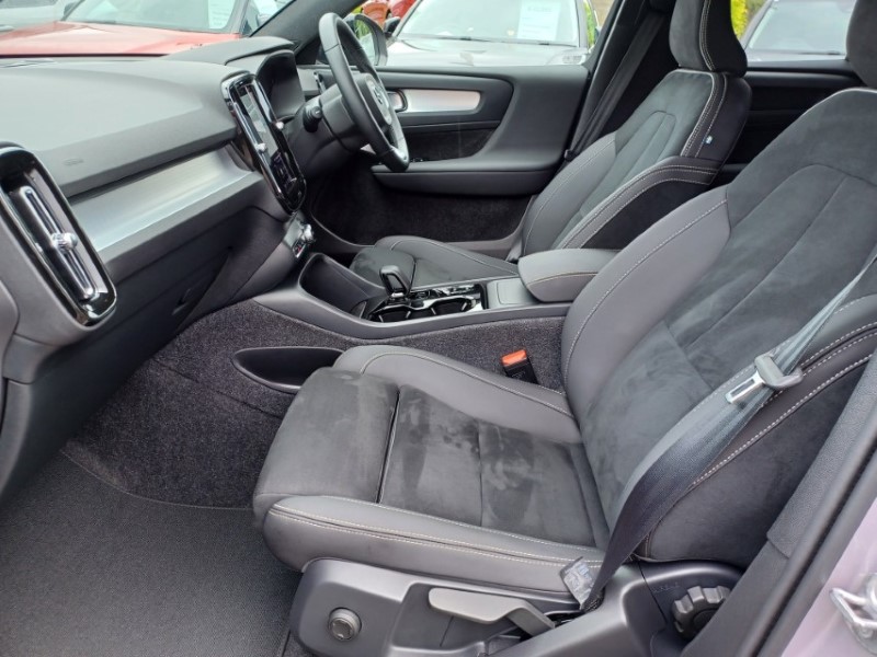 2025 (75) VOLVO XC40 2.0 B4P Plus Black Edition 5dr Auto 5568192