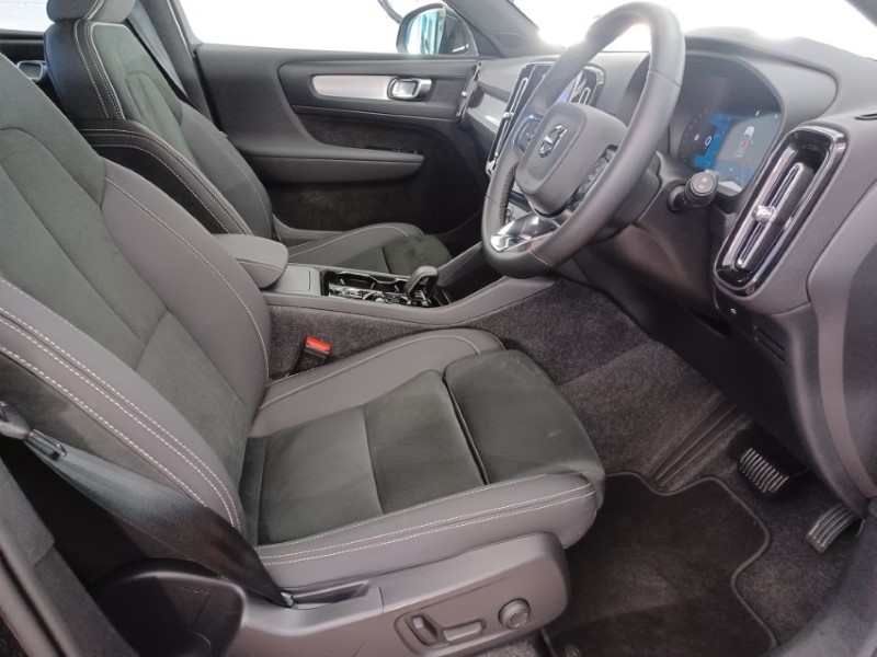 2025 (75) VOLVO XC40 2.0 B4P Plus Black Edition 5dr Auto 5567892