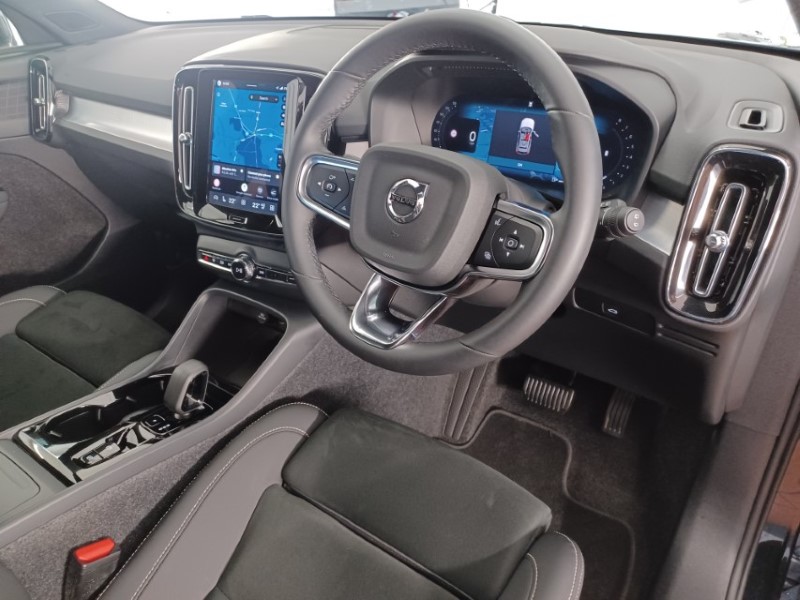 2025 (75) VOLVO XC40 2.0 B4P Plus Black Edition 5dr Auto 5567893