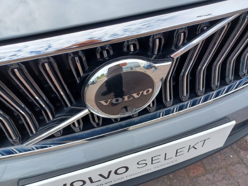 2025 (75) VOLVO XC40 2.0 B3P Ultra Bright 5dr Auto 5533436
