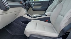 2025 (75) VOLVO XC40 2.0 B3P Ultra Bright 5dr Auto 5533424