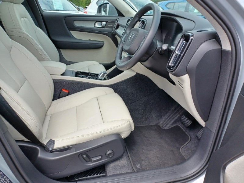 2025 (75) VOLVO XC40 2.0 B3P Ultra Bright 5dr Auto 5533414