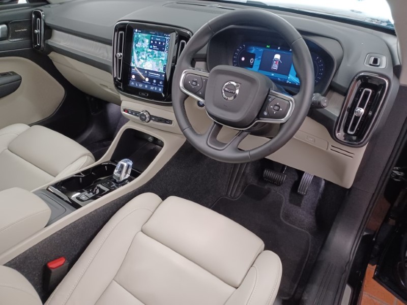 2025 (75) VOLVO XC40 2.0 B3P Ultra Bright 5dr Auto 5547369