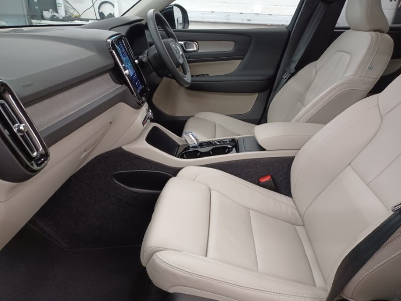 2025 (75) VOLVO XC40 2.0 B3P Ultra Bright 5dr Auto 5547384