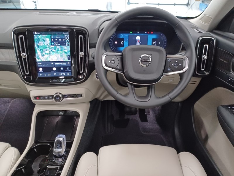 2025 (75) VOLVO XC40 2.0 B3P Ultra Bright 5dr Auto 5547376