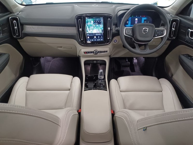 2025 (75) VOLVO XC40 2.0 B3P Ultra Bright 5dr Auto 5547377