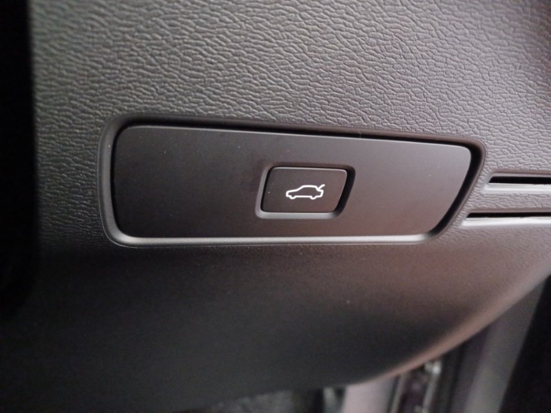 2025 (25) VOLVO XC40 2.0 B4P Plus Dark 5dr Auto 5560860