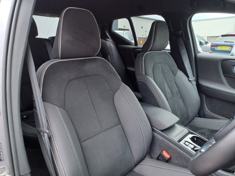 2025 (25) VOLVO XC40 2.0 B4P Plus Dark 5dr Auto 5560877