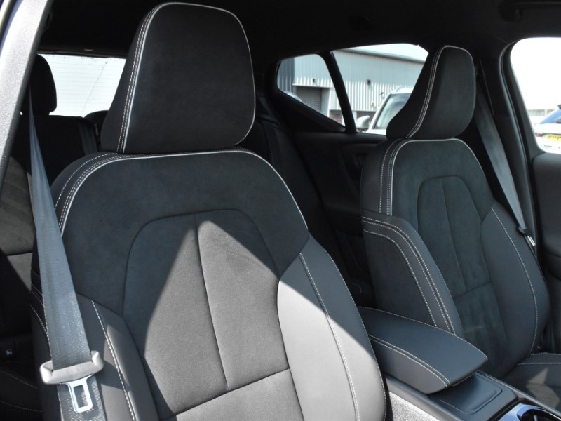 2025 (75) VOLVO XC40 2.0 B3P Plus Dark 5dr Auto 5637963