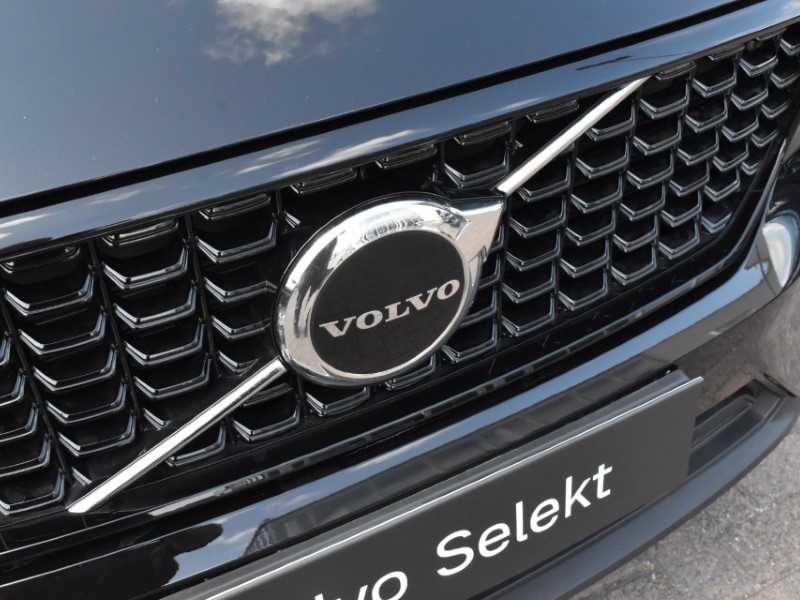2025 (75) VOLVO XC40 2.0 B3P Plus Dark 5dr Auto 5637989