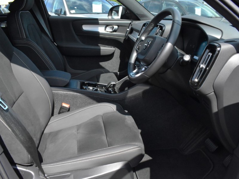 2025 (75) VOLVO XC40 2.0 B3P Plus Dark 5dr Auto 5637961