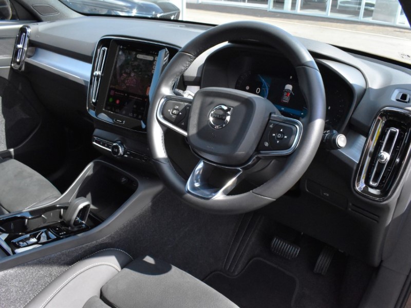 2025 (75) VOLVO XC40 2.0 B3P Plus Dark 5dr Auto 5637957