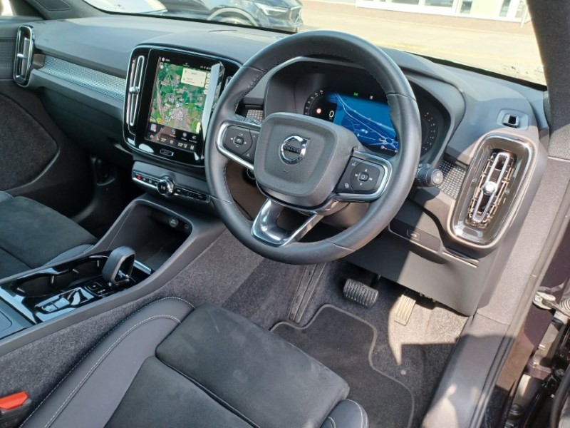 2024 (24) VOLVO XC40 2.0 B3P Plus Dark 5dr Auto 5634435