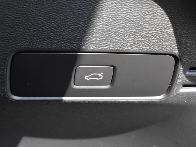 2024 (24) VOLVO XC40 2.0 B3P Plus Dark 5dr Auto 5634417