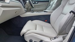 2022 (72) VOLVO XC60 2.0 B4D Plus Dark 5dr AWD Geartronic 5682807